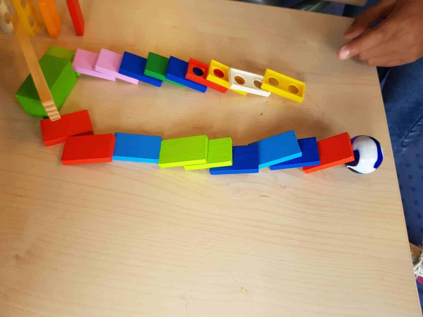Leerlingen bouwen een kettingreactie