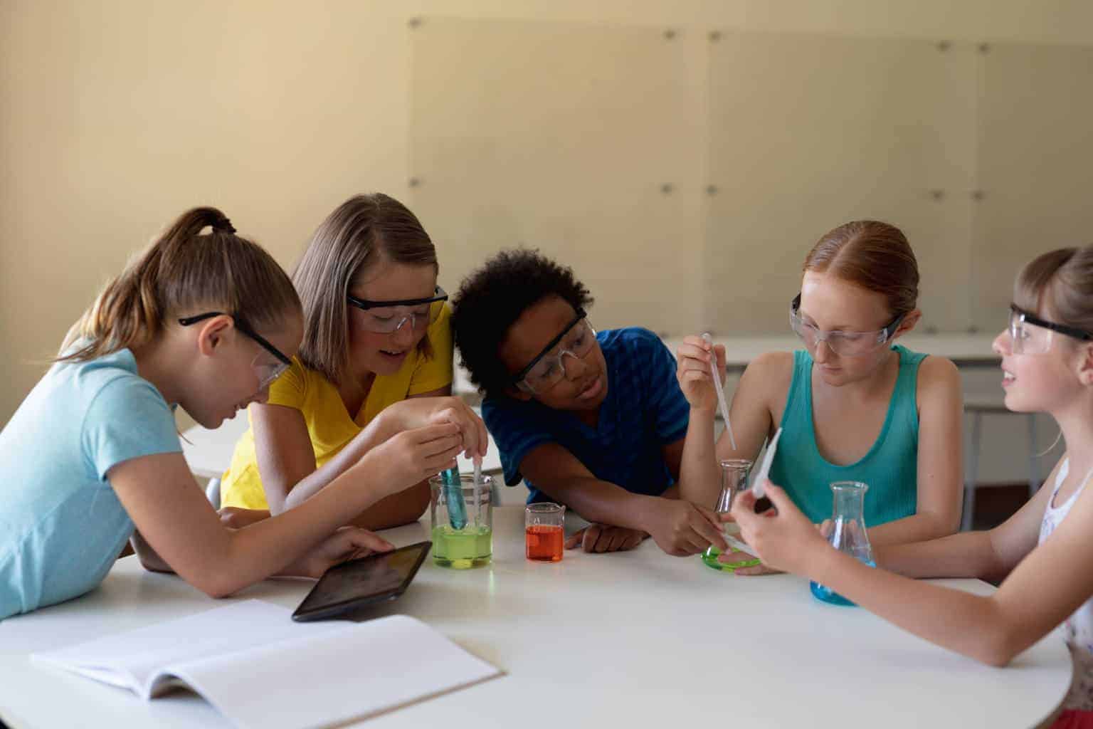 Leerlingen doen proefjes tijdens Science Lab