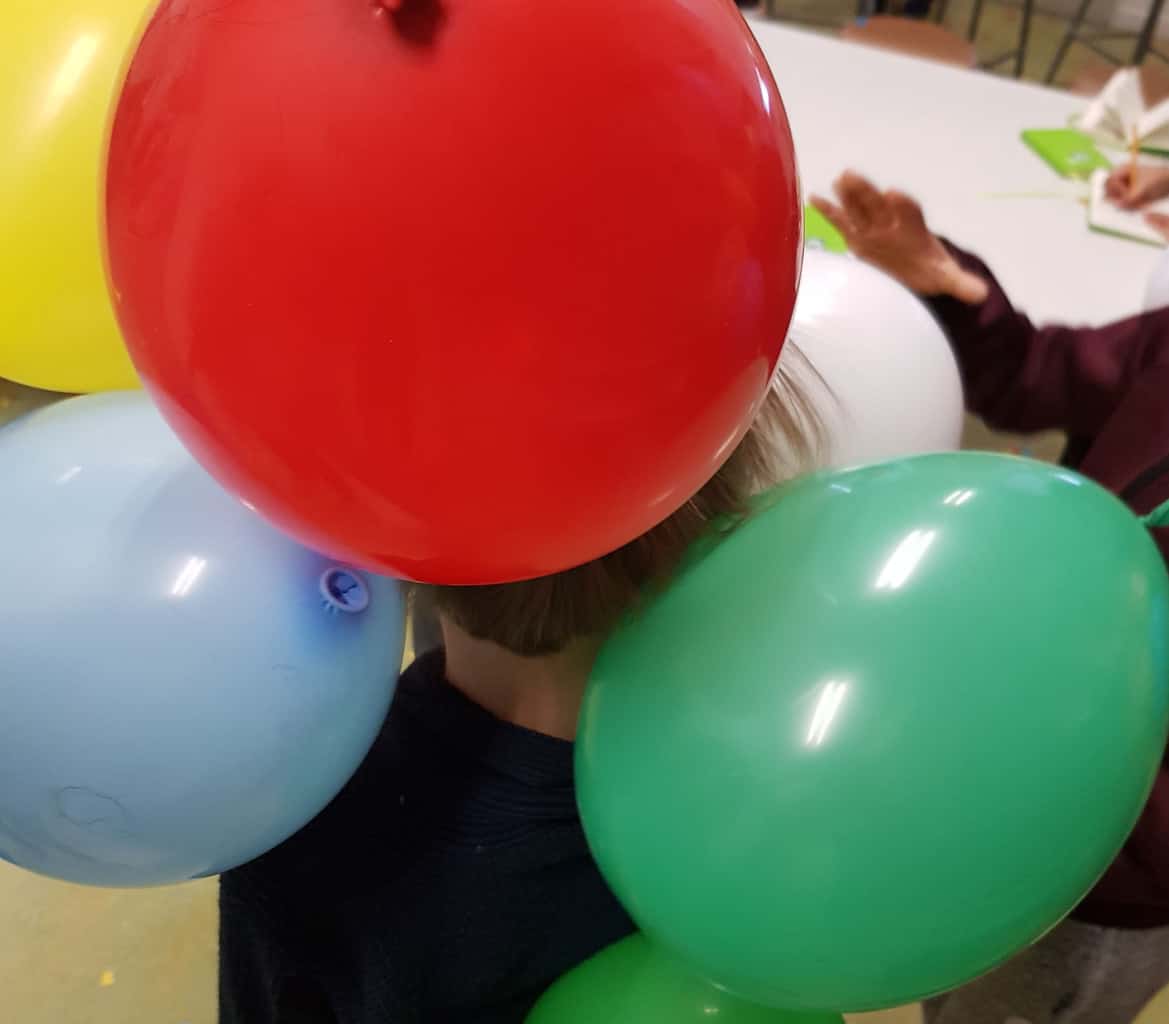 Onderzoekend leren – Opwekken statische elektriciteit met ballonnen Onderzoekend leren - Opwekken statische elektriciteit met ballonnen