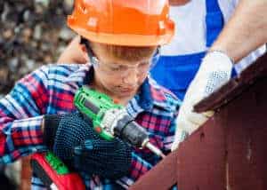 Junior Campus OOL lessenserie Bouwkunde- kind met bouwhelm en boor - onderzoekend en ontwerpend leren